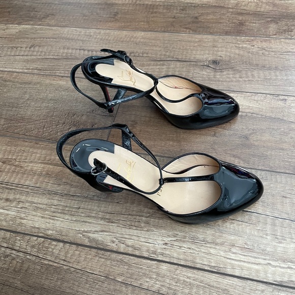 Louboutin 'Señora' T-Strap Open Toe Pump - Picture 2 of 6